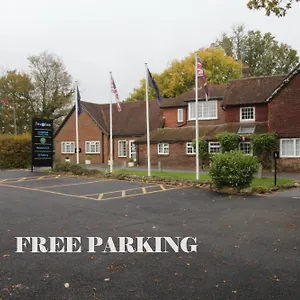  Landhuis Trivelles Waterhall Country Gatwick & Airport Parking